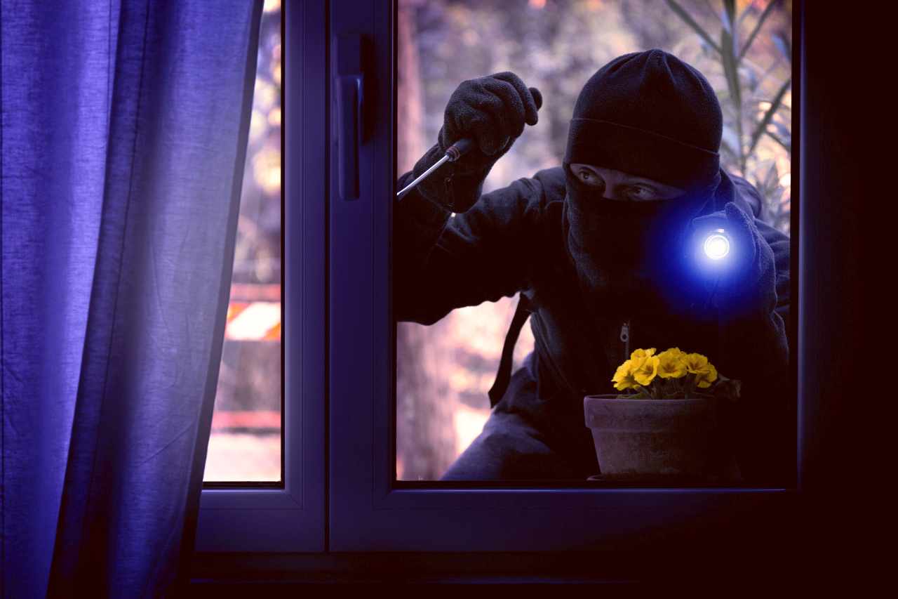 Ladro che prova a entrare da una finestra
