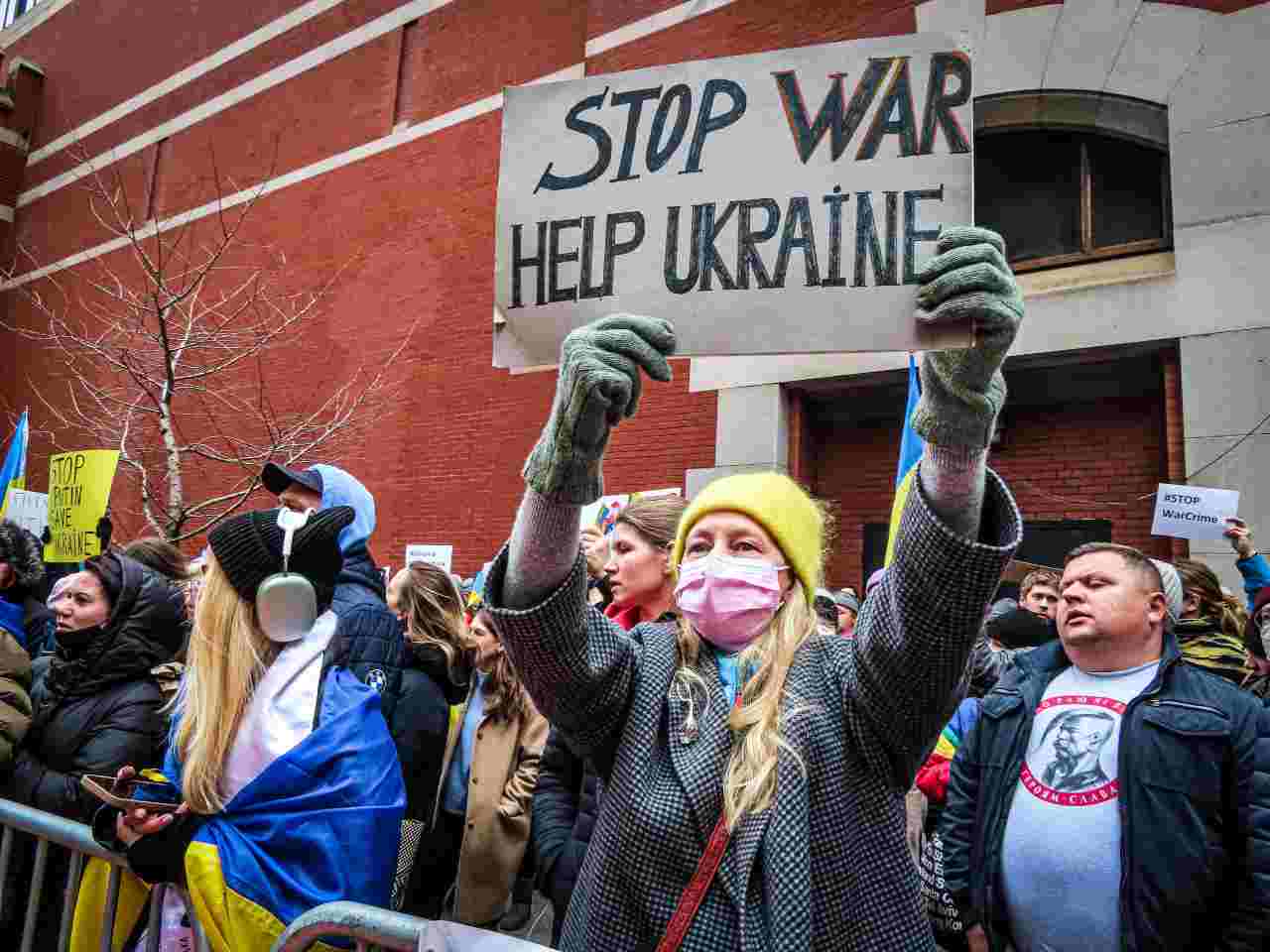 Donna con un cartello a favore dell'Ucraina