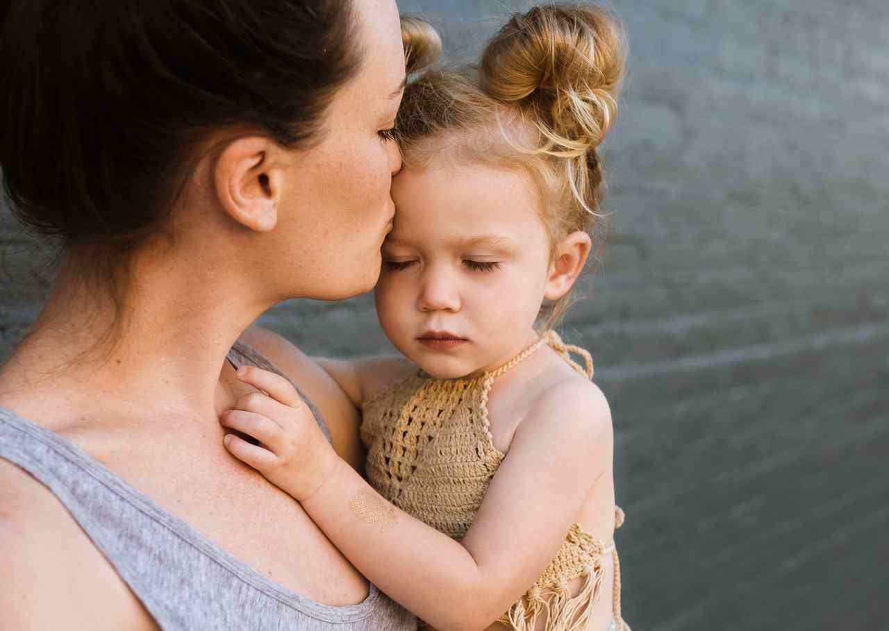 Una mamma con la sua bimba in braccio