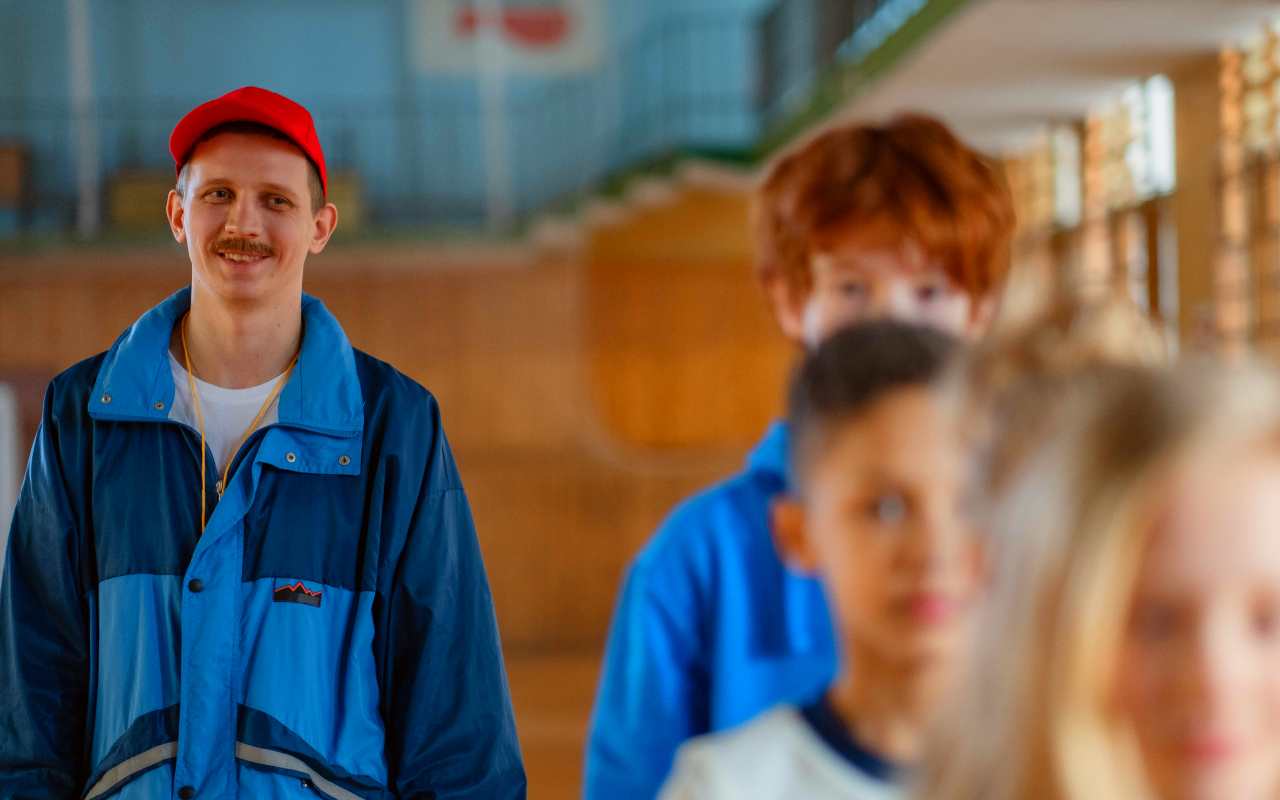 Finalmente arriva il maestro di ginnastica alla scuola primaria, ma sorgono i primi problemi