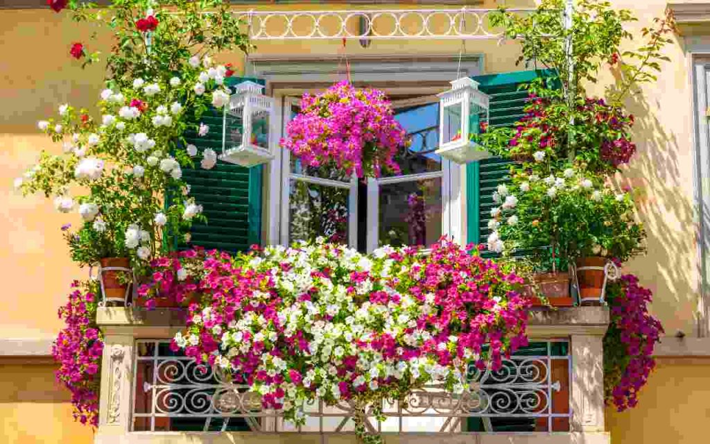 Balconi e giardini fioriti