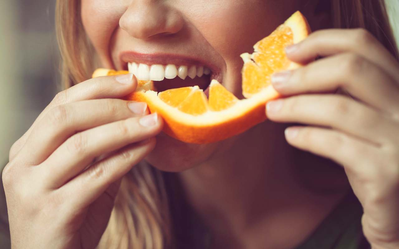Cambia abitudini, basta gettare via la buccia d'arancia: tutti i benefici soprendenti da sempre ignorati