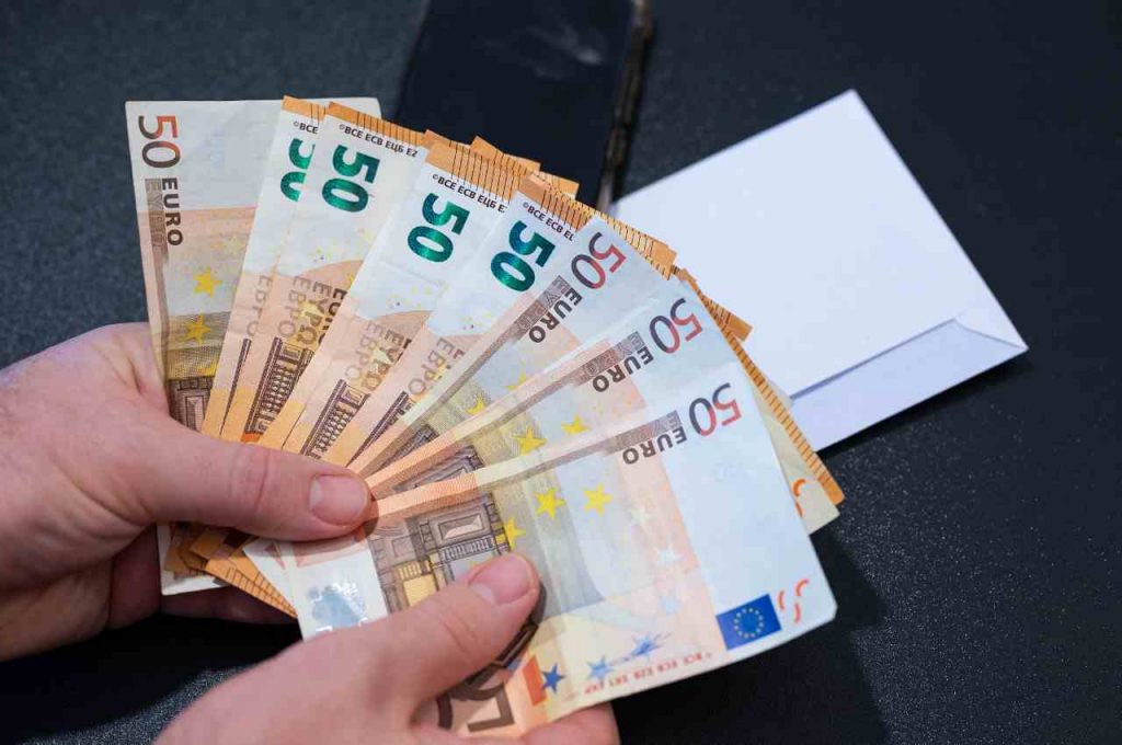 Salario minimo a 9 euro all'ora per tutti