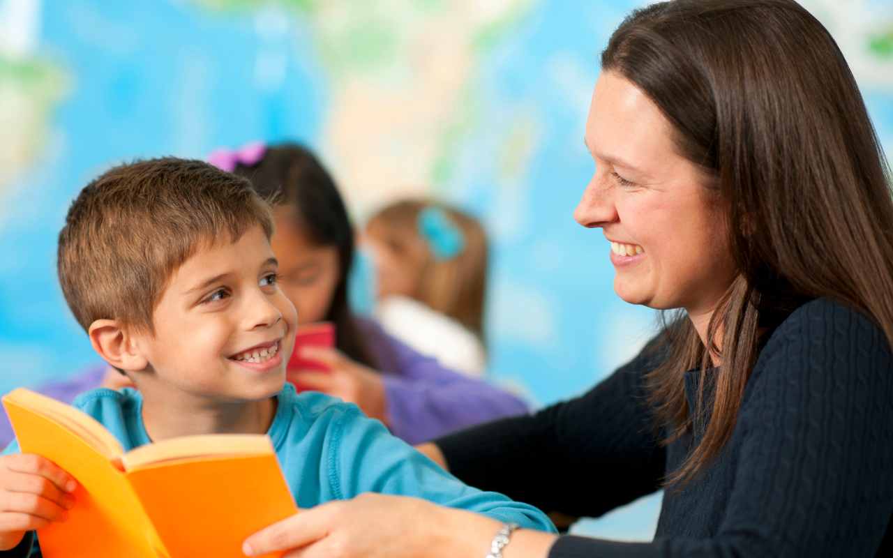 Ti piacerebbe lavorare nell'ambito scolastico? Questa città ha urgentemente bisogno di nuovo personale