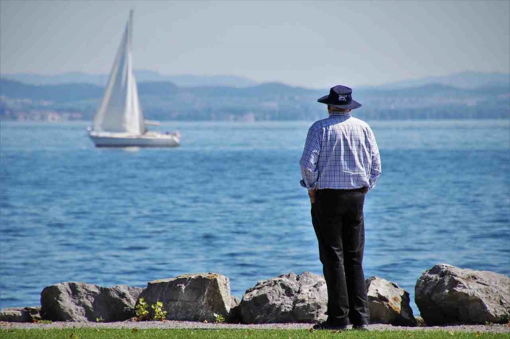 anziano che guarda il mare