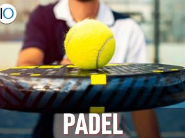 Giocatore di padel con pallina e racchetta