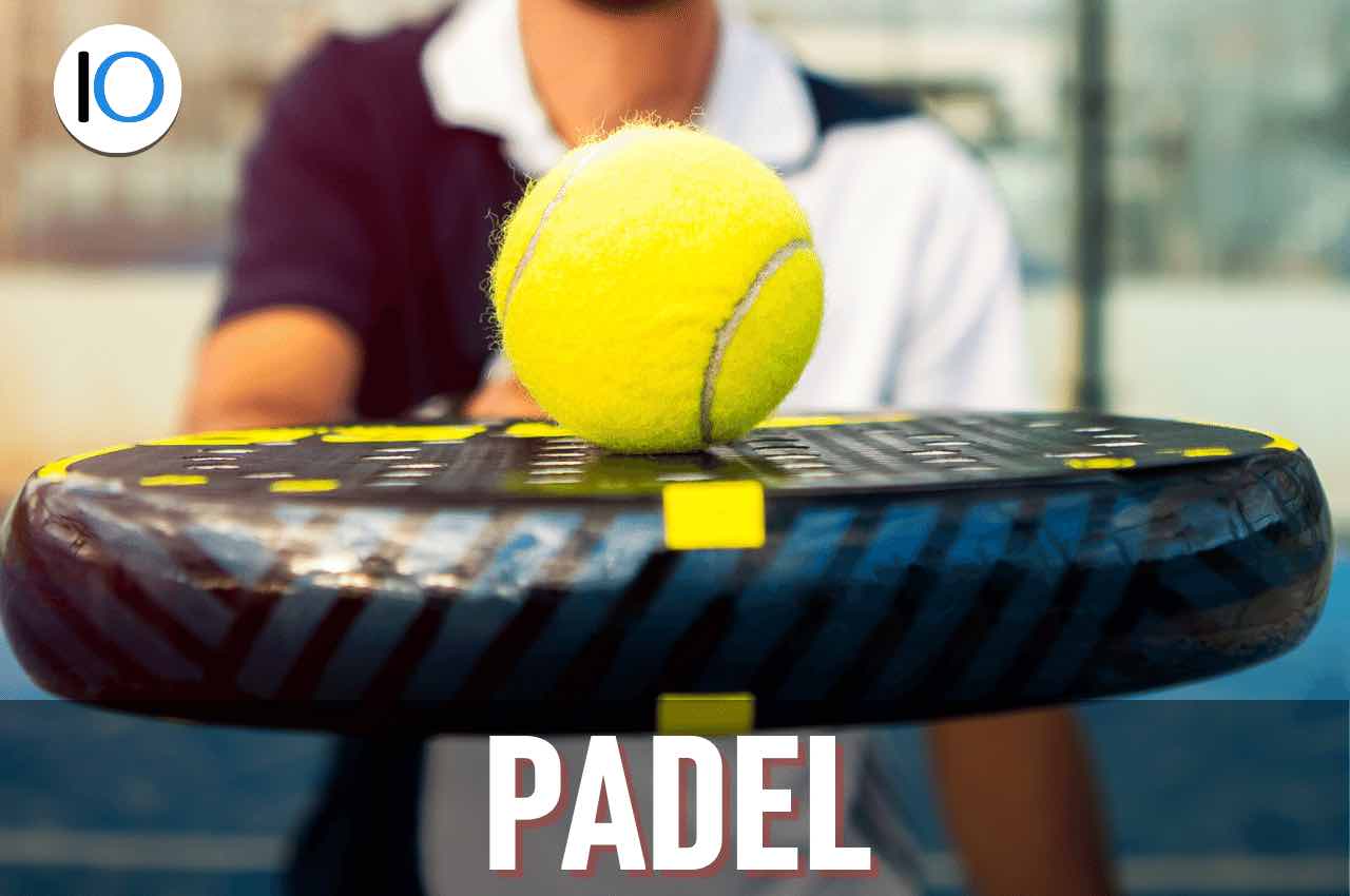 Giocatore di padel con pallina e racchetta