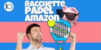 Uomo entusiasta con alle spalle la racchetta da padel e il salvadanaio