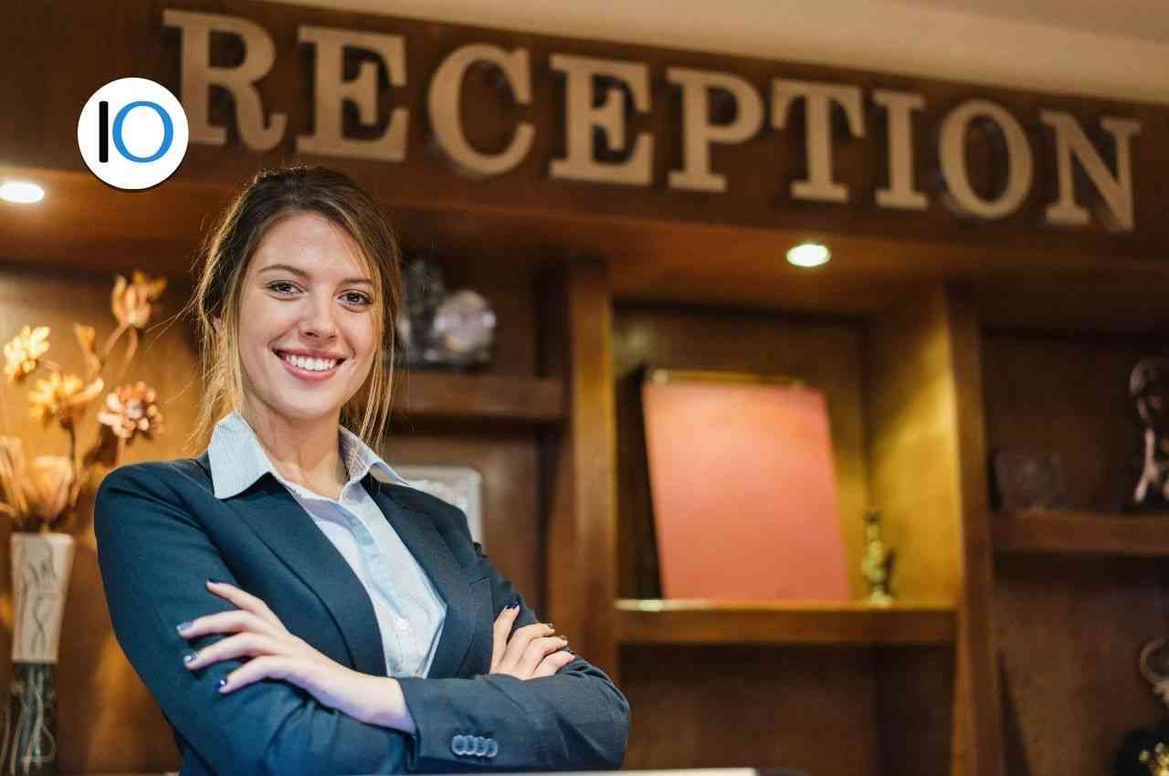 reception e ragazza che lavora in un hotel 