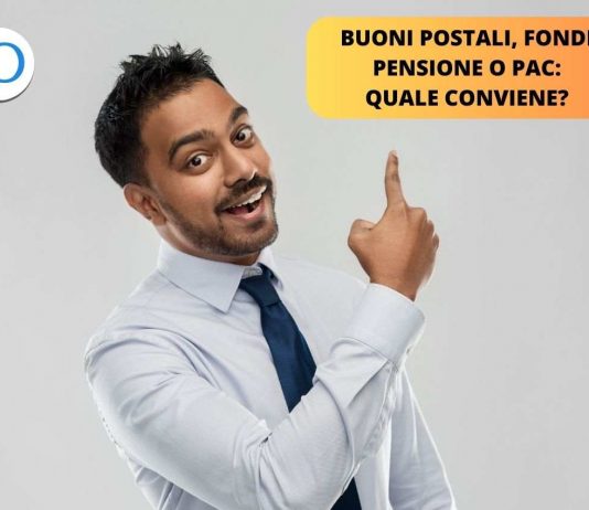 uomo indica scritta buoni postali