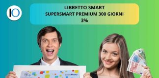 uomo e donna felici per soldi su libretto smart
