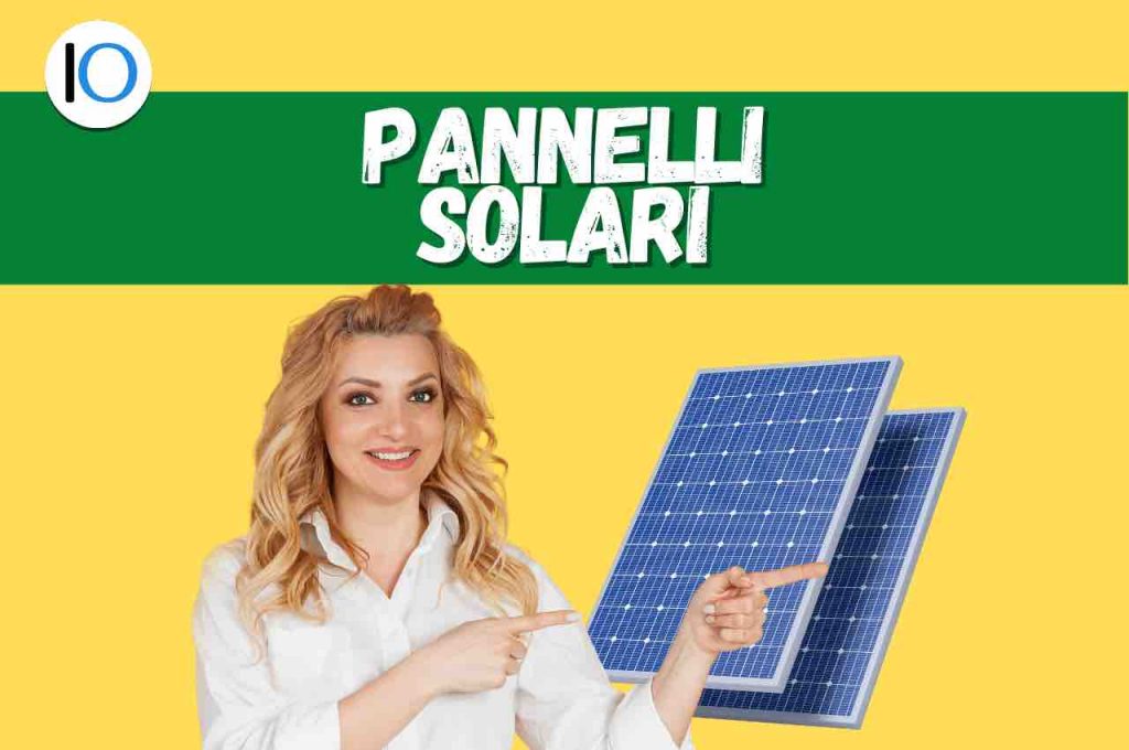 Donna che indica pannelli solari