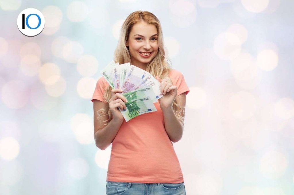 donna felice con euro in mano