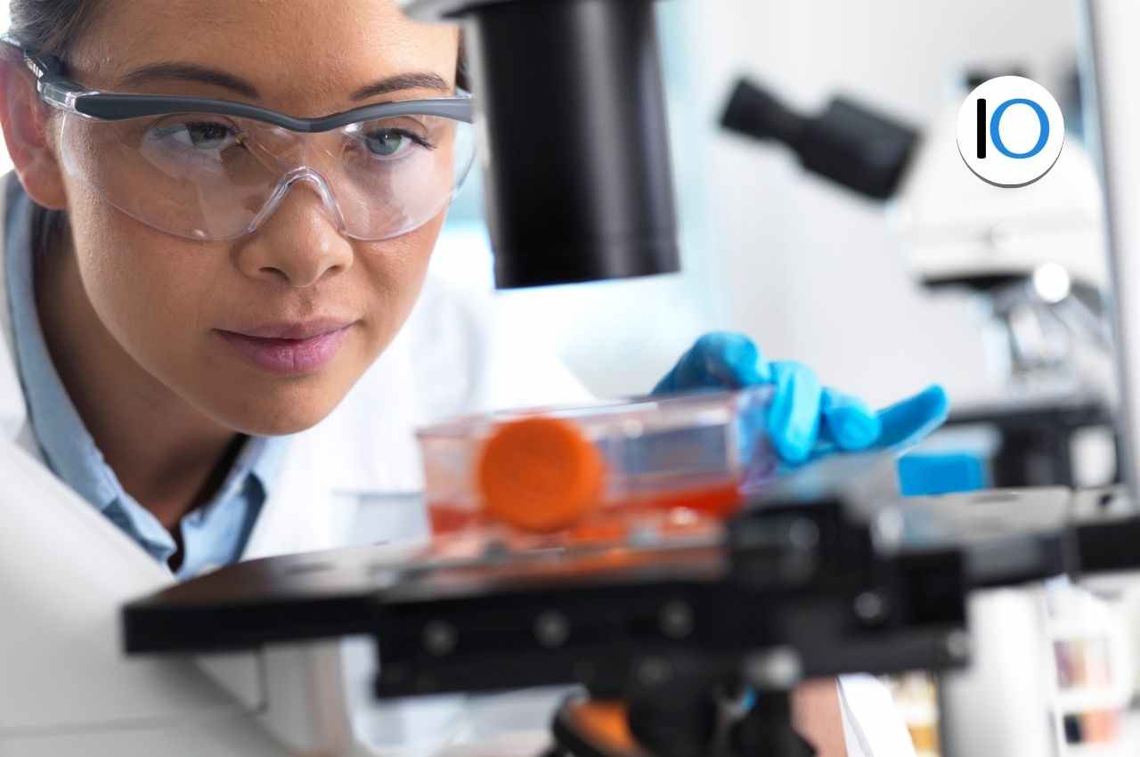 medico donna in un laboratorio 