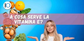 Donna dubbiosa con frutta e verdura alle spalle