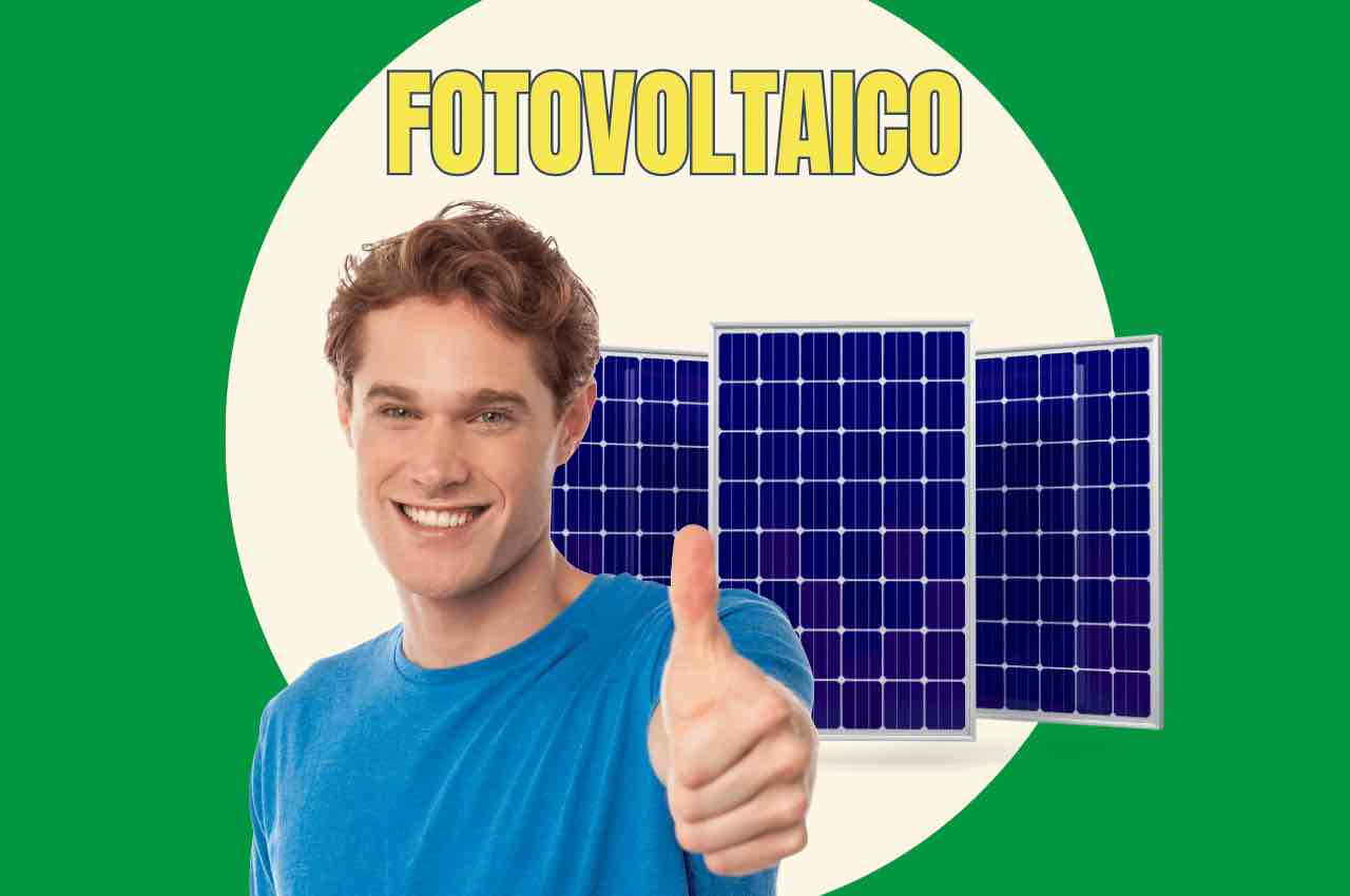 Ragazzo felice, pannelli fotovoltaici alle spalle