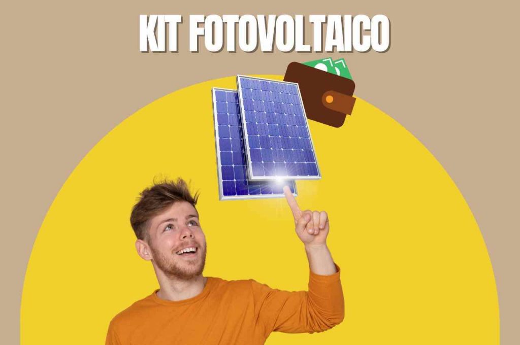 Ragazzo che indica pannelli fotovoltaici 