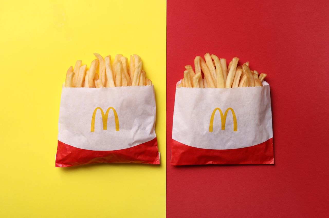 due pacchetti di patatine fritte di McDonald's