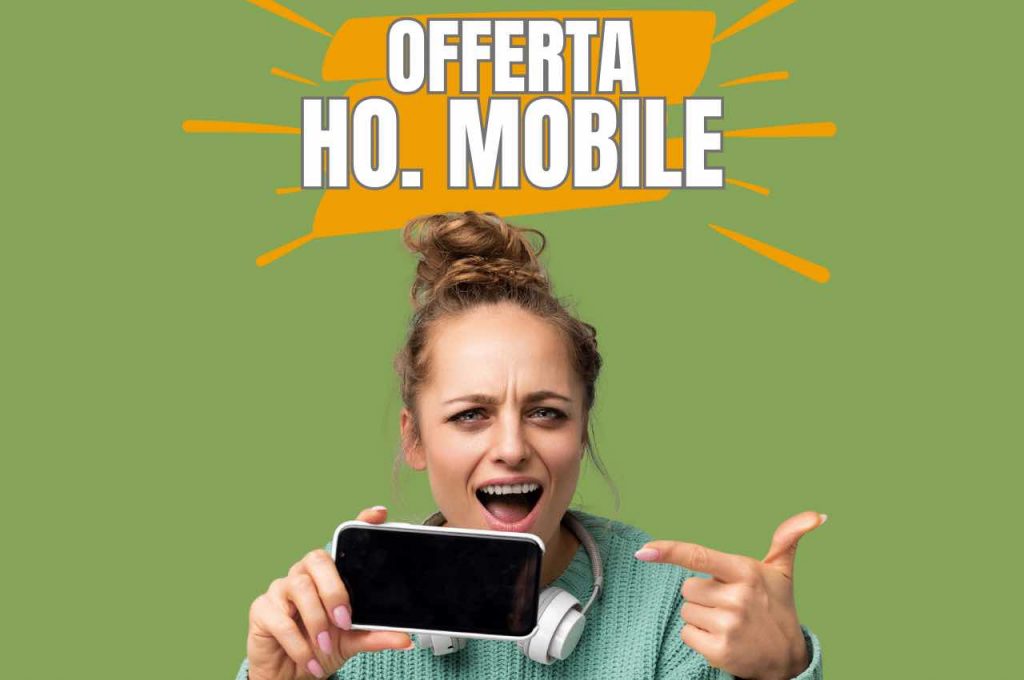 ragazza sorpresa che indica lo smartphone