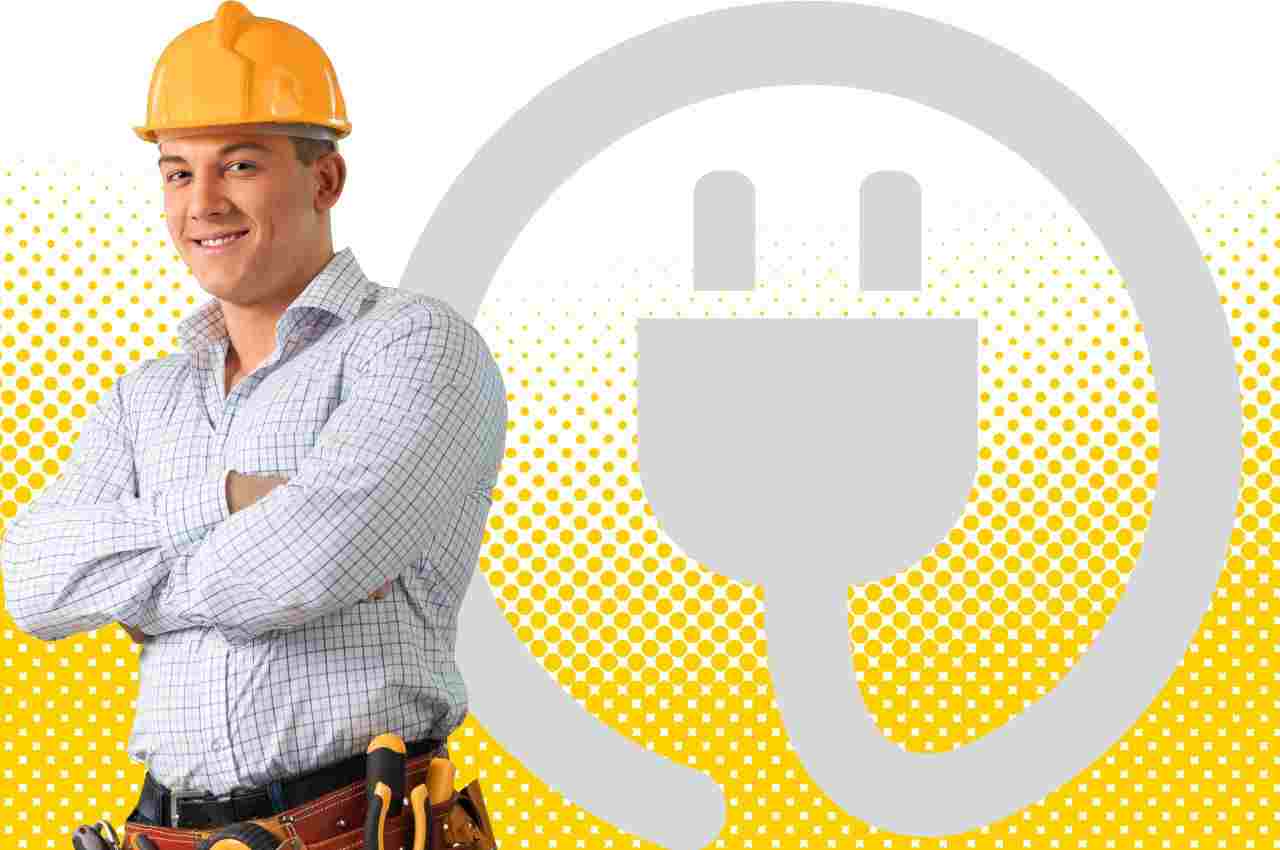 uomo sorridente con casco bianco e icona dell'energia come sfondo 