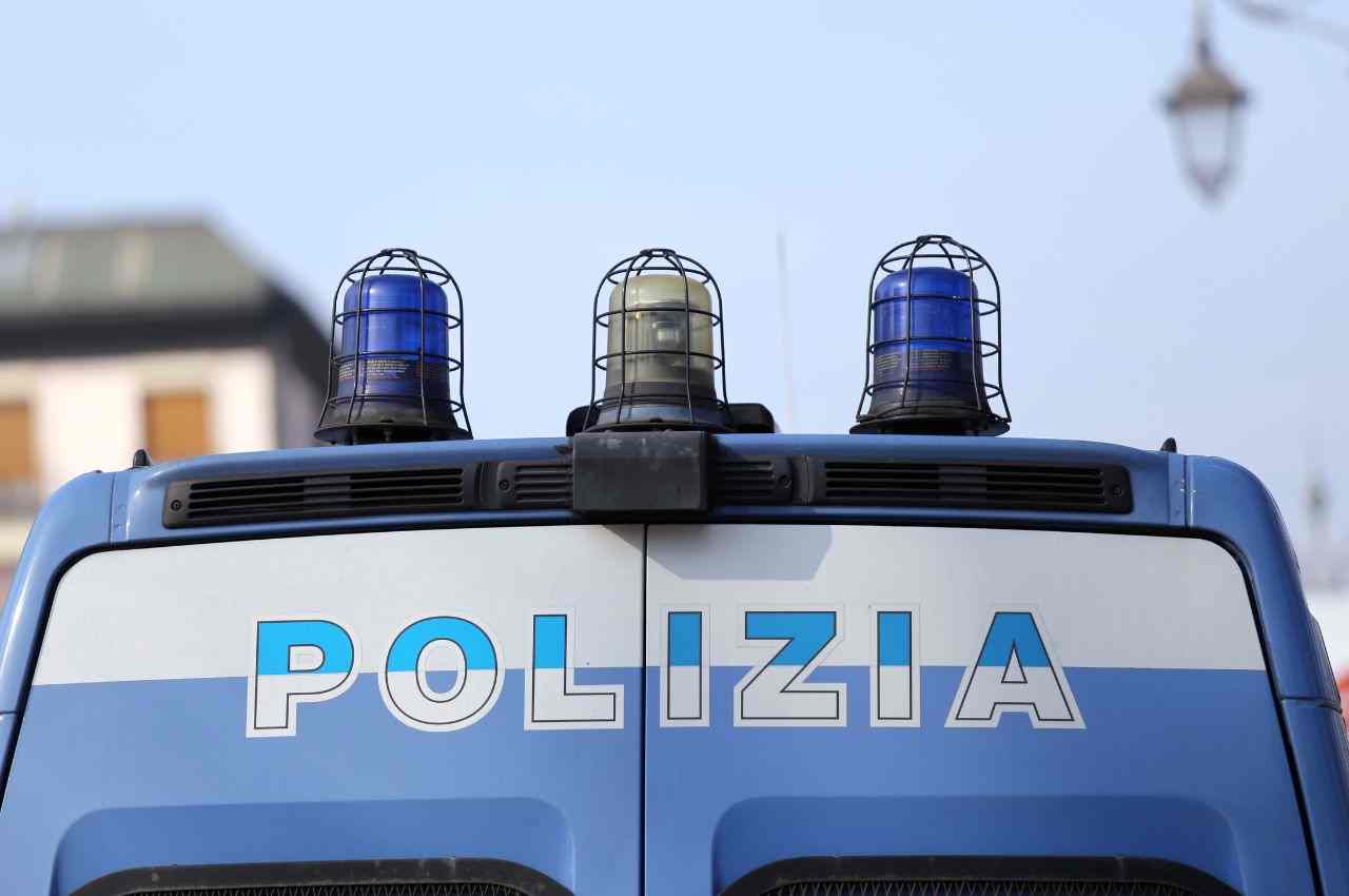 auto della polizia italiana 