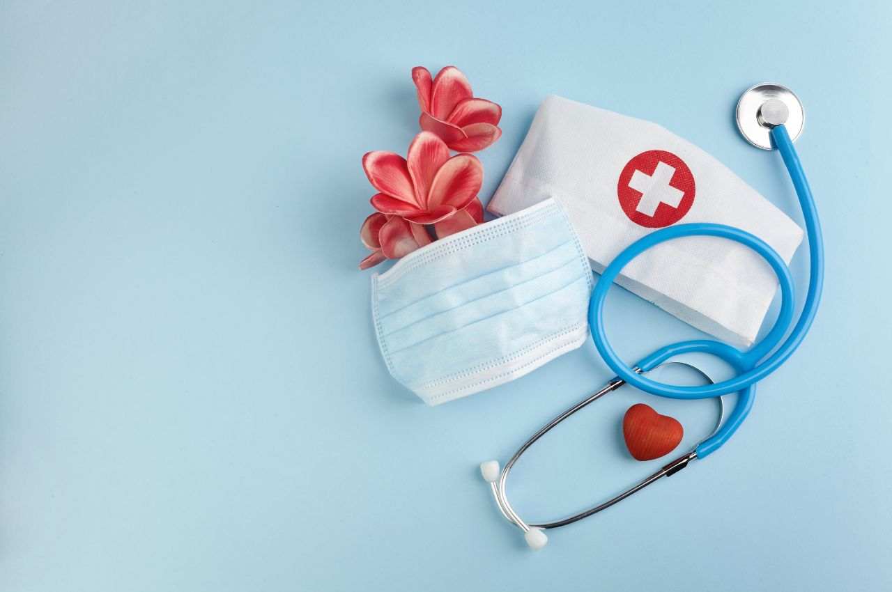 fiori, mascherina, cuore, stetoscopio e cappellino da infermiera
