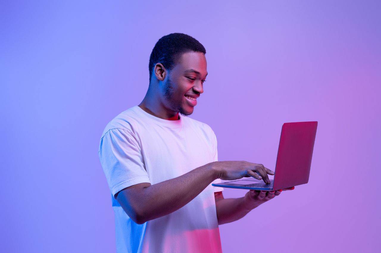 ragazzo sorridente che usa il pc