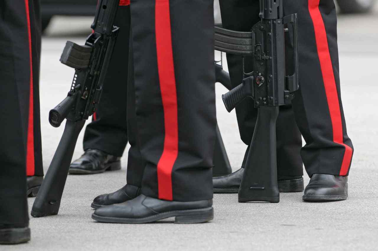 scarpe e pantaloni da carabinieri 