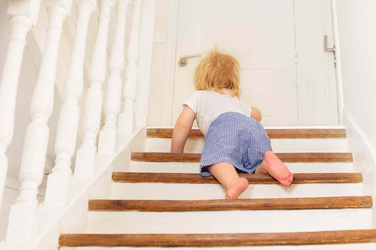 bambino che gattona sulle scale