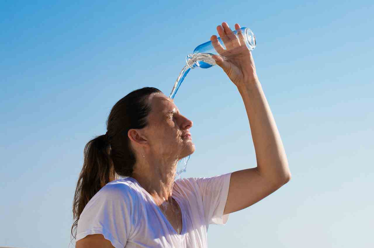 ragazza che beve acqua