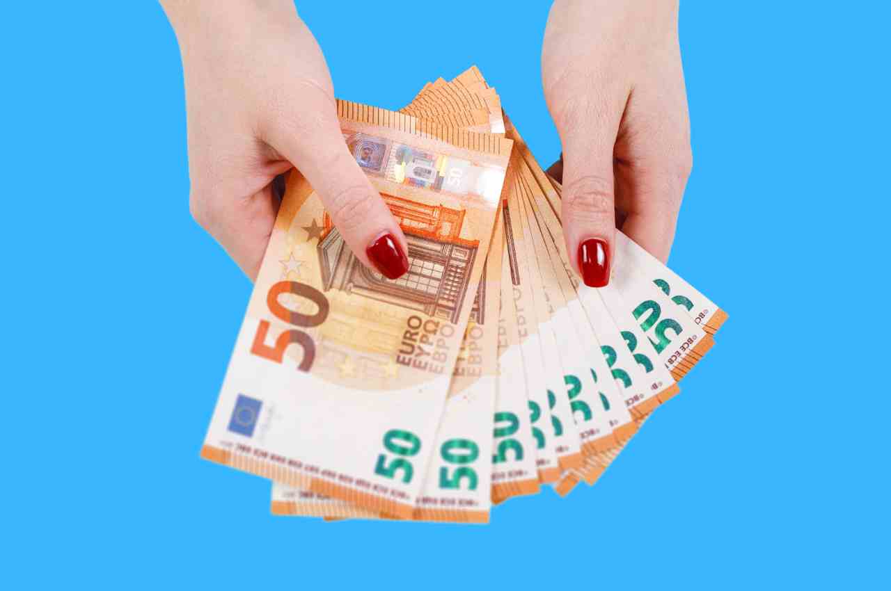 mani di donna con euro in mano
