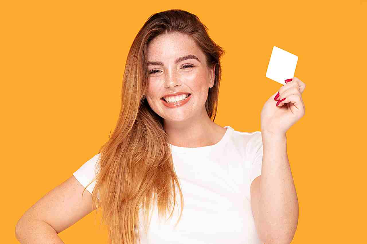 ragazza sorridente con card in mano