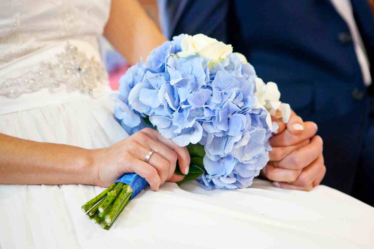 sposa con in mano bouquet
