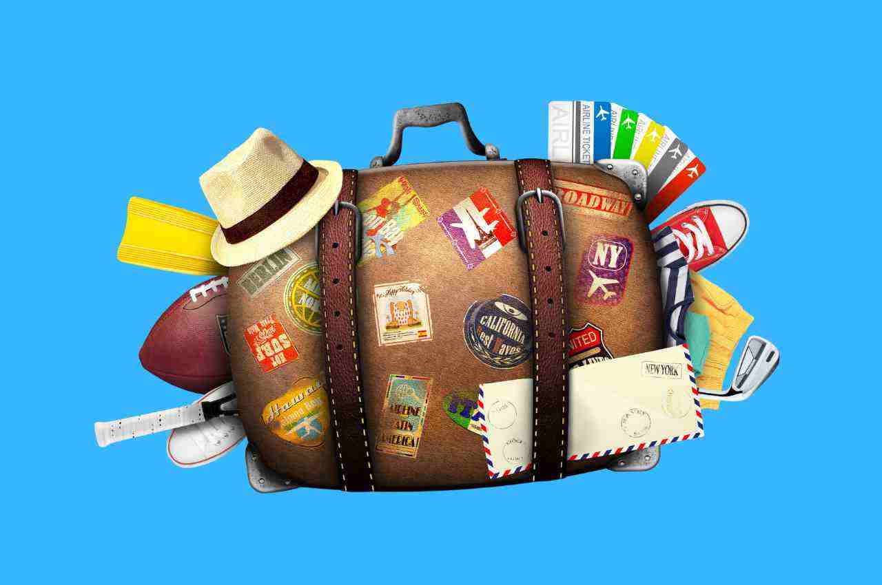 valigia con oggetti vari per andare in vacanza