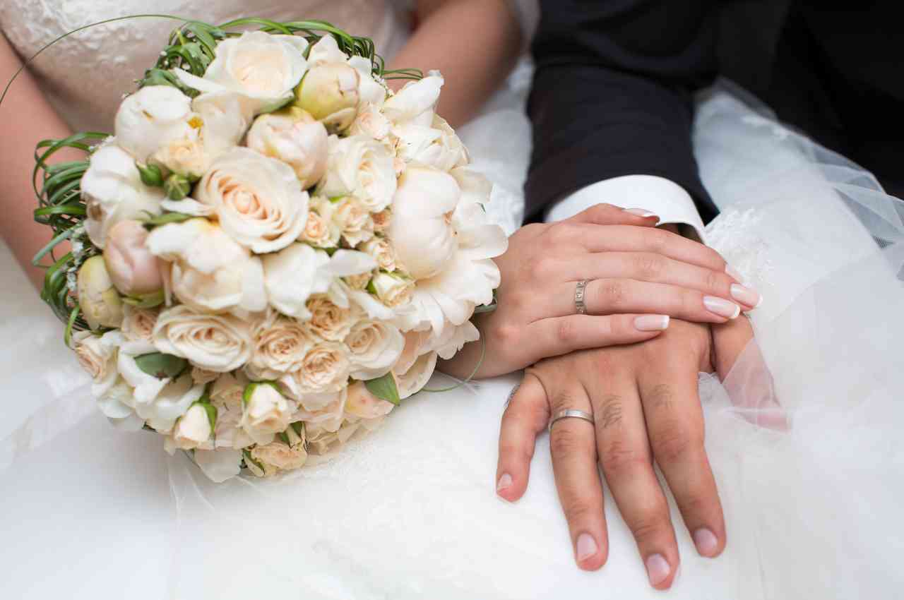 mani di una coppia di sposi