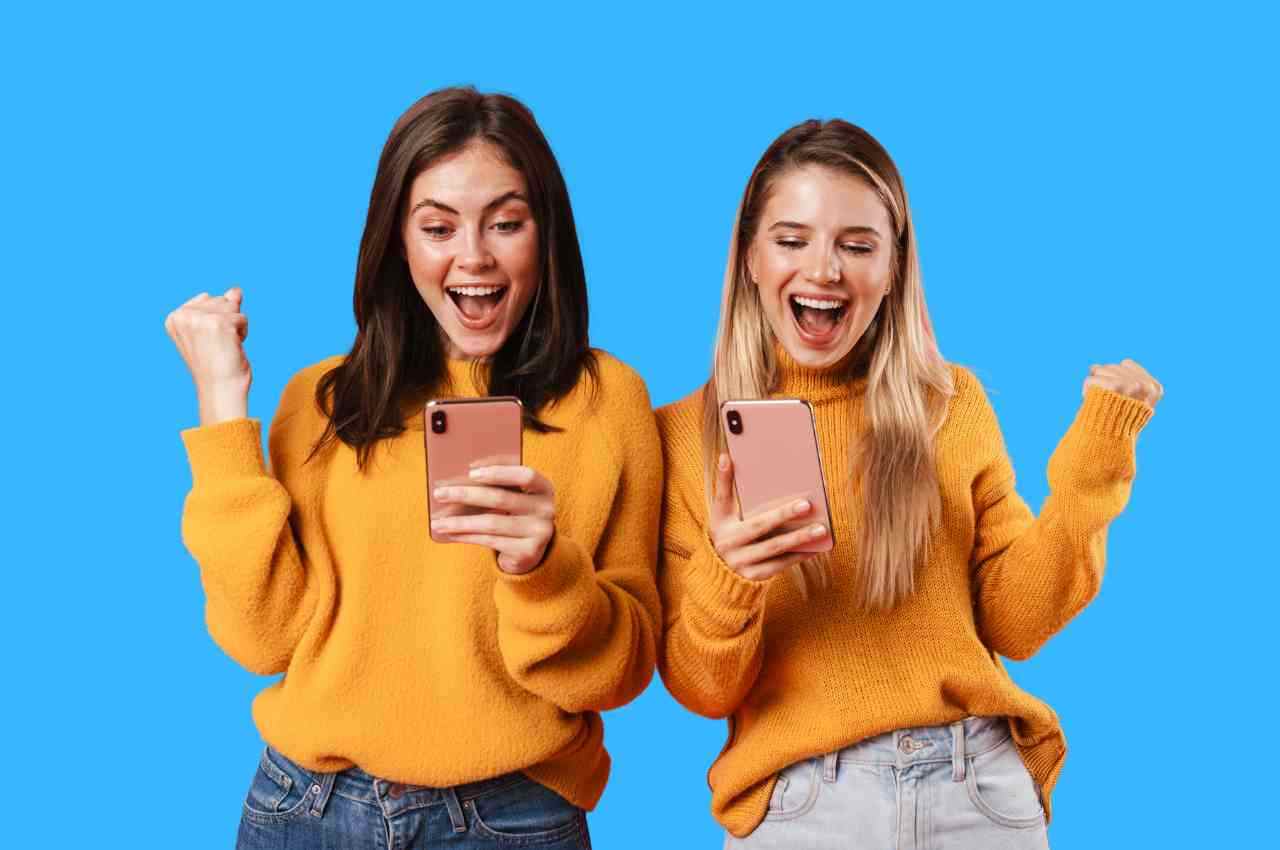 ragazze felici con smartphone