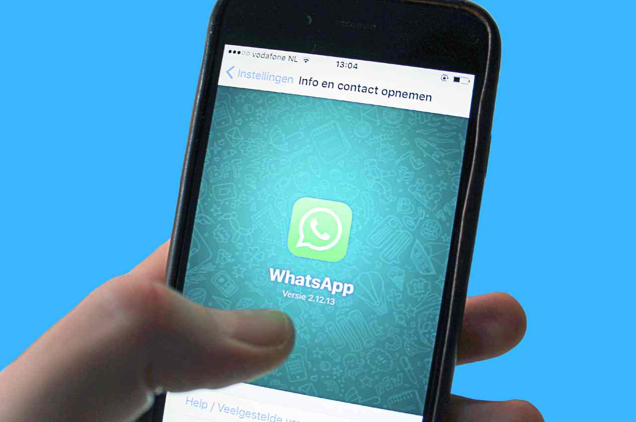 smartphone con logo whatsapp