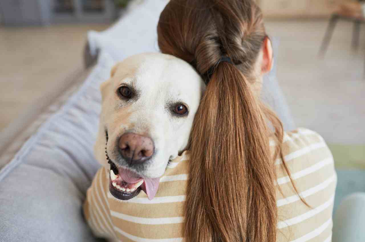 ragazza che abbraccia un cane