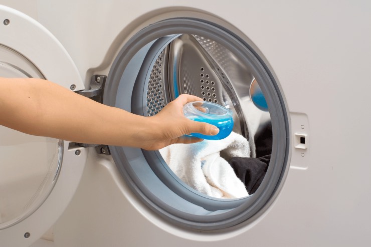 Vuoi risparmiare sul detersivo per la lavatrice? Ecco alcune alternative