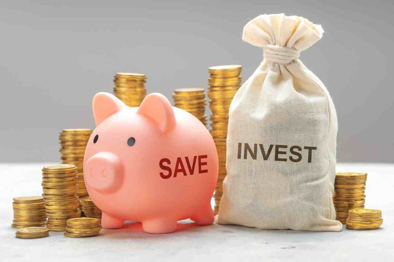 scritta save e invest rispettivamente su un salvadanio e un sacco