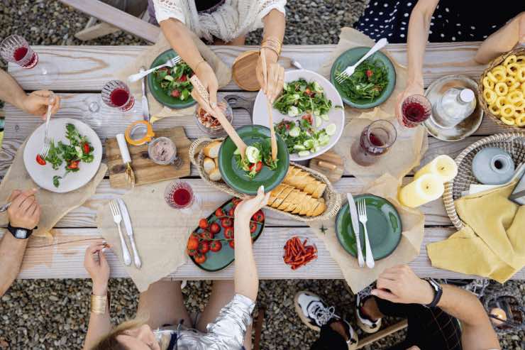 Le mosche e gli insetti rovinano il tuo pranzo all'aperto? Niente paura: ecco alcuni rimedi