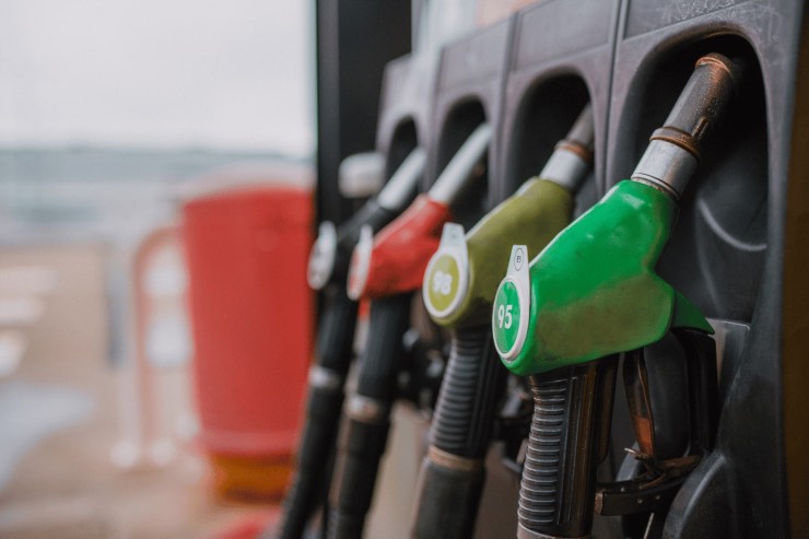 Obblighi prezzi carburanti, le novità e cosa c'è da sapere