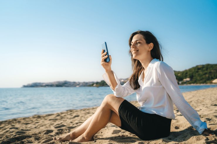 A mare, occhio all'acqua che può rovinare il telefono, come proteggerlo