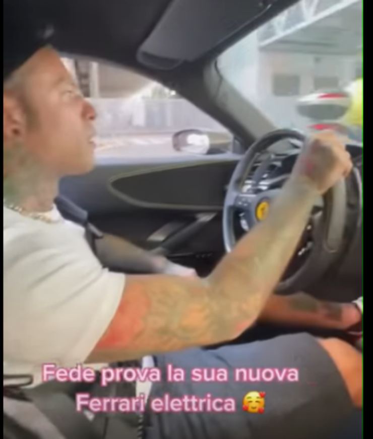 Fedez Ferrari SF90 che rischio