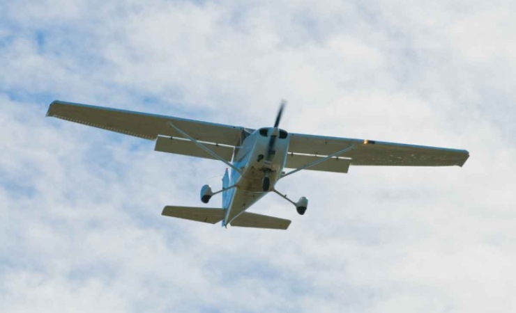 Piccolo aereo prende fuoco a Roma