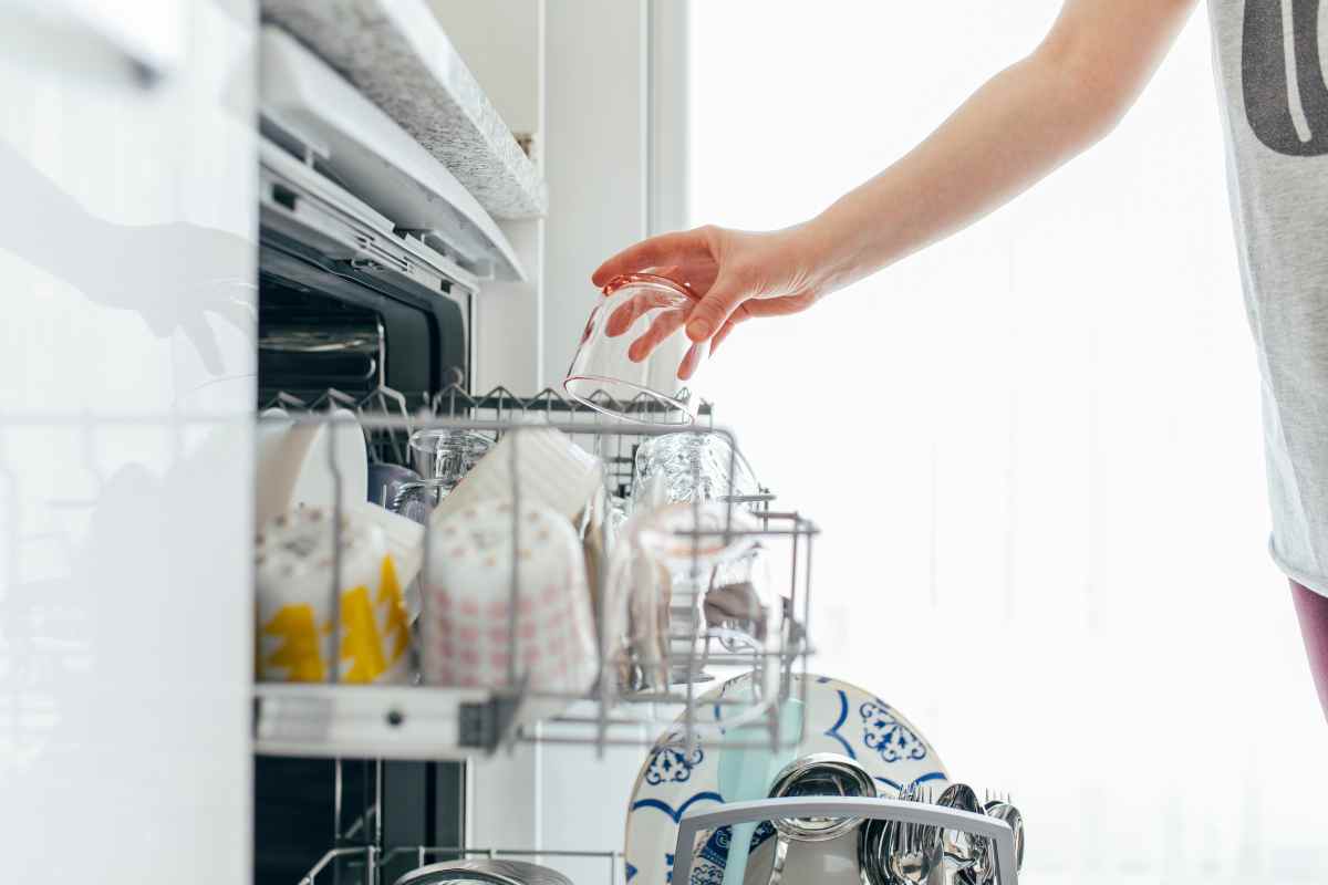 Lavastoviglie lascia piatti bagnati: cosa fare per evitare di comprarne una nuova