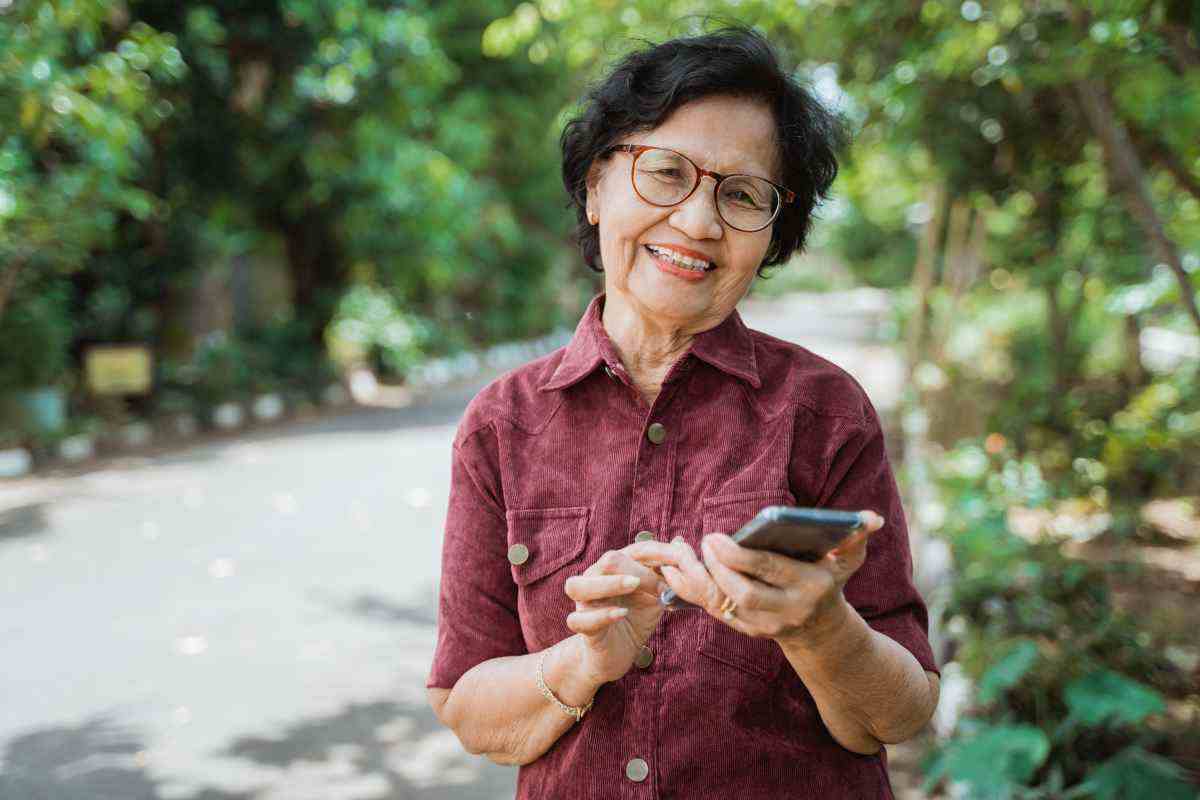 Smartphone, scelta giusta per anziani: modelli