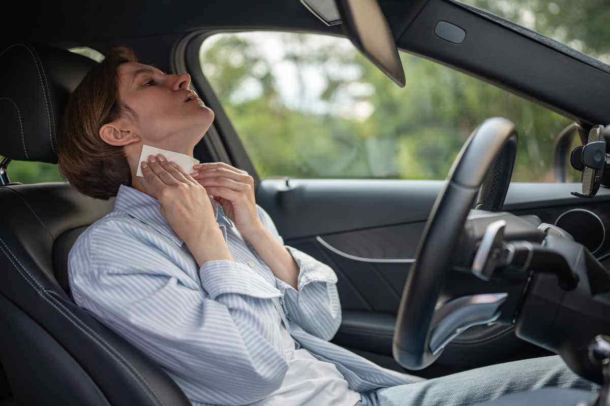 Come eliminare odore sudore sedili auto: trucco