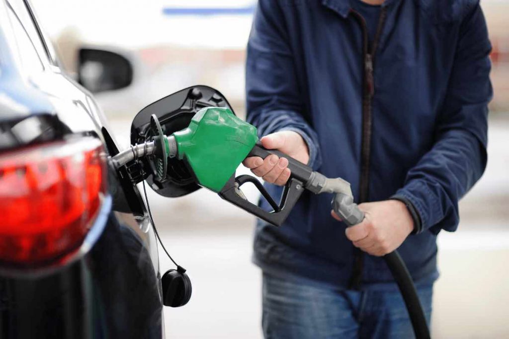Ridurre i consumi e risparmiare su benzina e carburante: ecco come