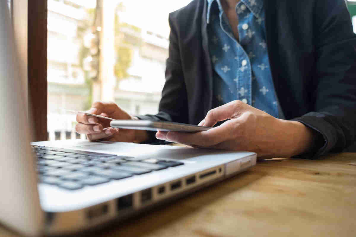 Uomo davanti al suo pc portatile che sta lavorando sul suo conto corrente online